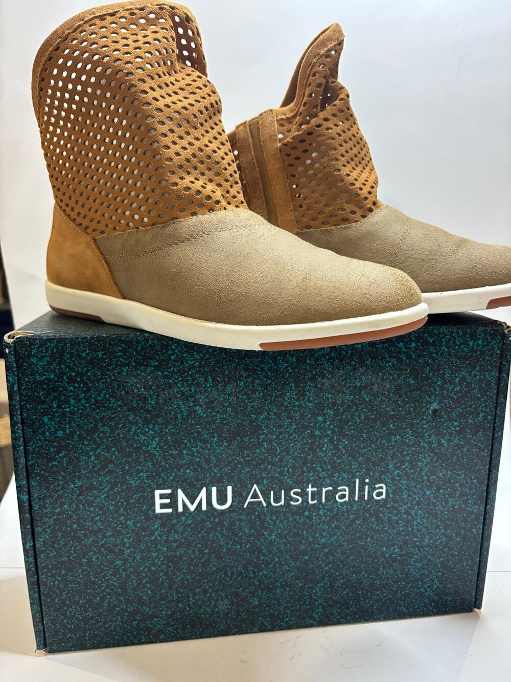 Women’s EMU Australia Perforated Suede Ankle Boots Chestnut Tan Size 8